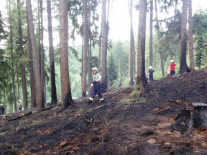 Při požáru u Blanska zasahoval i vrtulník, foto: HZS JMK