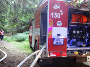 Při požáru u Blanska zasahoval i vrtulník, foto: HZS JMK