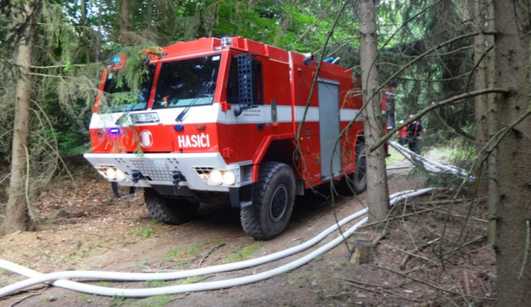 Při požáru u Blanska zasahoval i vrtulník, foto: HZS JMK