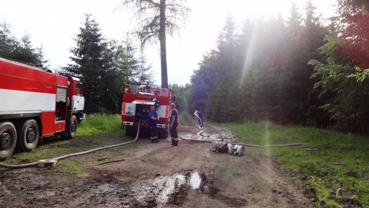 Při požáru u Blanska zasahoval i vrtulník, foto: HZS JMK