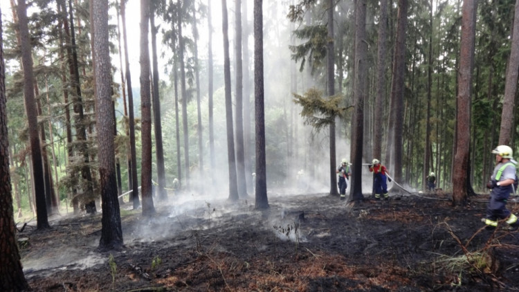 Při požáru u Blanska zasahoval i vrtulník, foto: HZS JMK