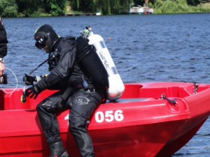 Policejní loď hledá pomocí sonaru ivalidní vozík na dně přehrady, foto: HZS JMK