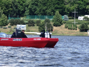 Policejní loď hledá pomocí sonaru ivalidní vozík na dně přehrady, foto: HZS JMK