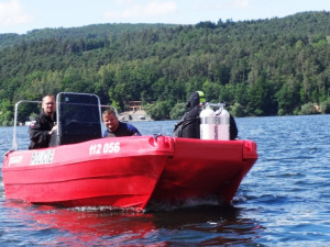 Policejní loď hledá pomocí sonaru ivalidní vozík na dně přehrady, foto: HZS JMK