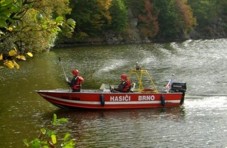 Policejní loď hledá pomocí sonaru ivalidní vozík na dně přehrady, foto: HZS JMK