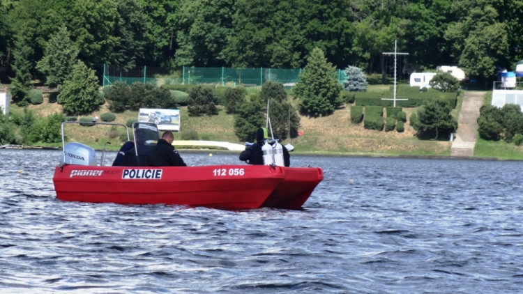 Policejní loď hledá pomocí sonaru ivalidní vozík na dně přehrady, foto: HZS JMK