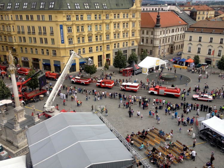 Požár na brněnském náměstí Svobody hasilo téměř 50 hasičských aut, foto: HZS JMK