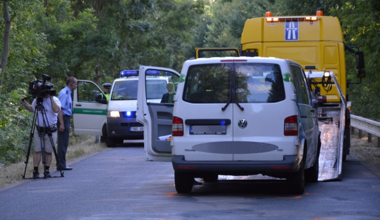 Tragická dopravní nehoda u Ivaně - dodávka srazila skupinu středoškoláků