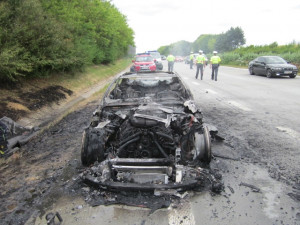 Na D1 u Vyškova shořelo luxusní BMW M6, foto: HZS JMK