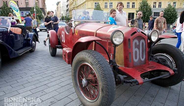 Historická závodní auta a motocykly se představily v centru Brna, foto: Brněnská Drnba, Miroslav Toman