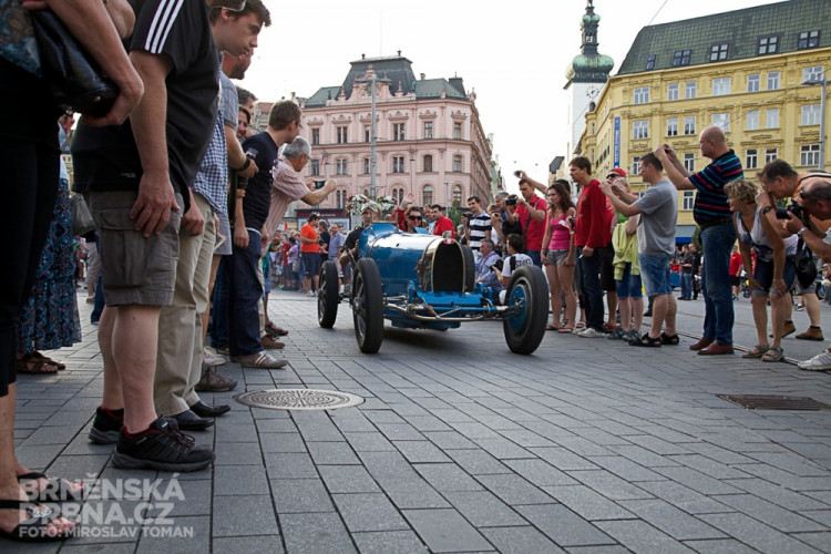 Historická závodní auta a motocykly se představily v centru Brna, foto: Brněnská Drnba, Miroslav Toman