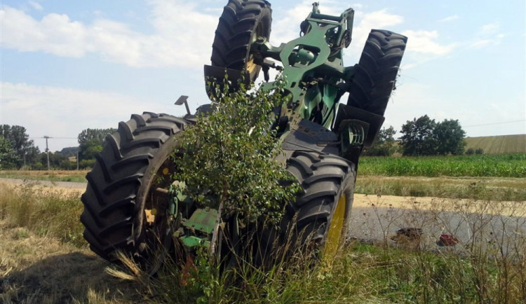 U Prace se převrátil traktor s šestnácti tunami obilí