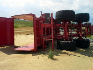 U Prace se převrátil traktor s šestnácti tunami obilí, foto: HZS JMK