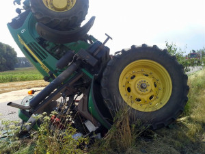 U Prace se převrátil traktor s šestnácti tunami obilí, foto: HZS JMK
