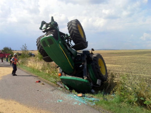 U Prace se převrátil traktor s šestnácti tunami obilí, foto: HZS JMK