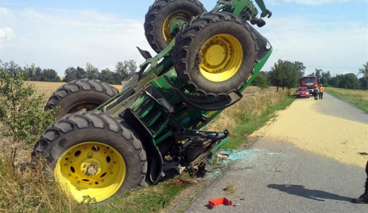 U Prace se převrátil traktor s šestnácti tunami obilí, foto: HZS JMK