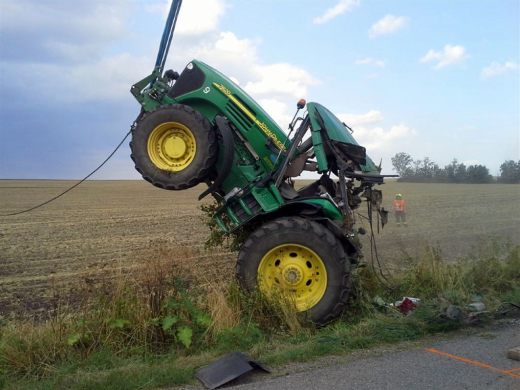 U Prace se převrátil traktor s šestnácti tunami obilí, foto: HZS JMK