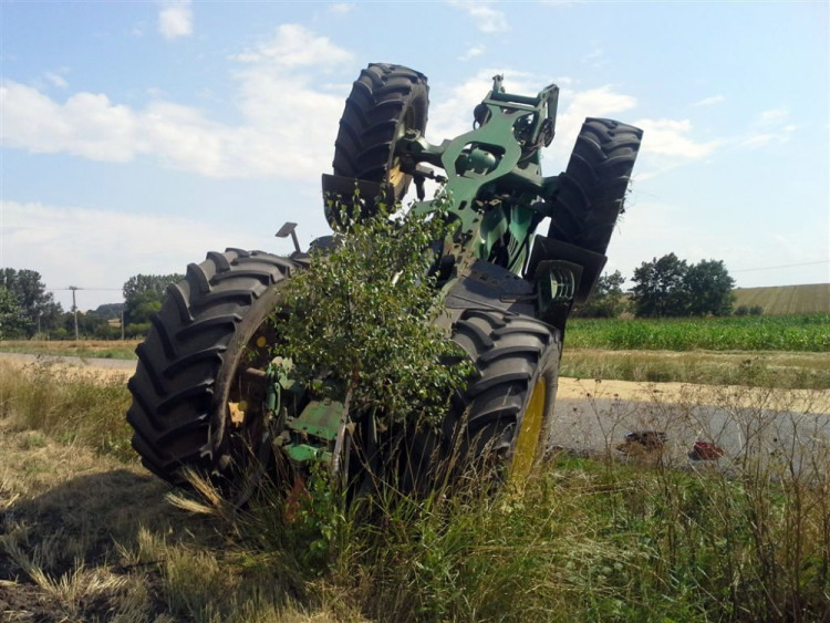 U Prace se převrátil traktor s šestnácti tunami obilí, foto: HZS JMK
