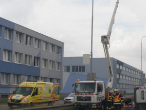 V Brně zemřel dělník, který se zřítil při nehodě z plošiny, foto: HZS JMK