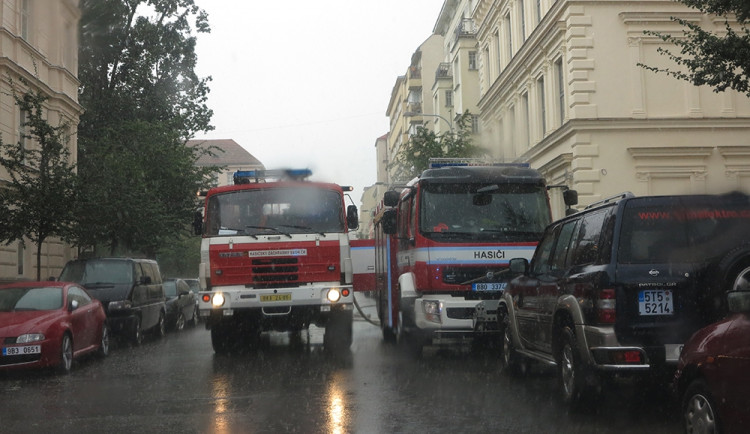 Přívalový déšť v Brně: stály tramvaje, škody hlásí knihovna, foto: HZS JMK