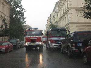Přívalový déšť v Brně: stály tramvaje, škody hlásí knihovna, foto: HZS JMK