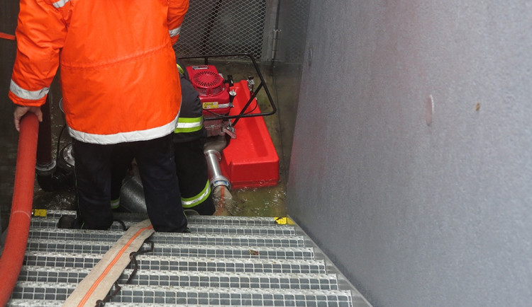 Přívalový déšť v Brně: stály tramvaje, škody hlásí knihovna, foto: HZS JMK