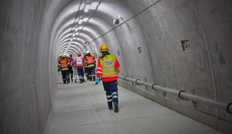 Hasiči nacvičovali vyproštění obětí z nehody v Královpolském tunelu