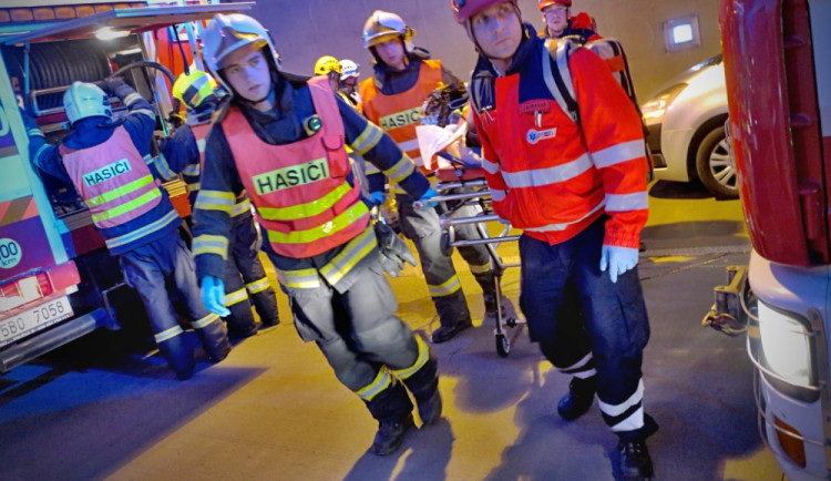 Hasiči nacvičovali vyproštění obětí z nehody v Královpolském tunelu