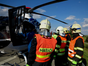 Řetězová nehoda kamionů zablokovala dálnici D1, foto: HZS JMK