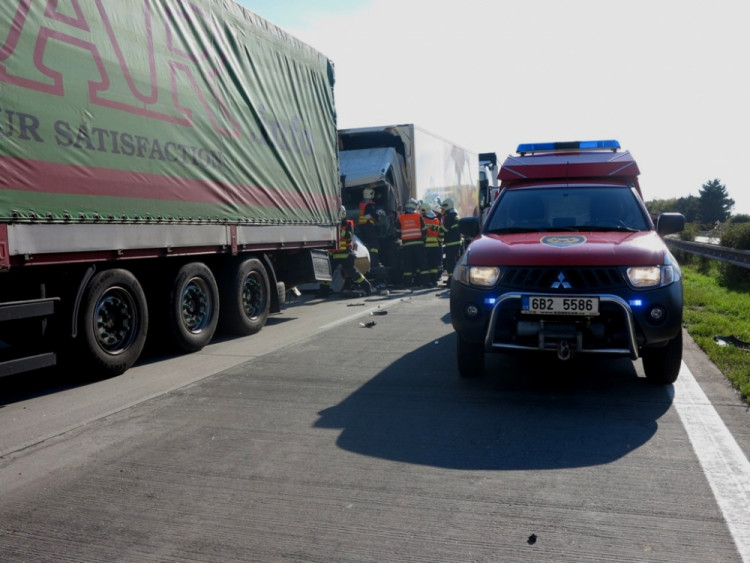 Řetězová nehoda kamionů zablokovala dálnici D1, foto: HZS JMK