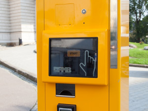 Jeden z trojice prvních bezhotovnostích jízdenkových automatů v Brně, foto: Brněnská Drbna, Miroslav Toman