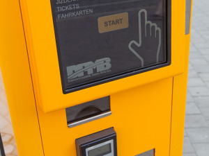 Jeden z trojice prvních bezhotovnostích jízdenkových automatů v Brně, foto: Brněnská Drbna, Miroslav Toman