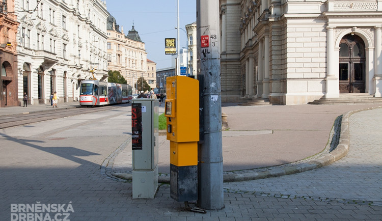 Jeden z trojice prvních bezhotovnostích jízdenkových automatů v Brně, foto: Brněnská Drbna, Miroslav Toman