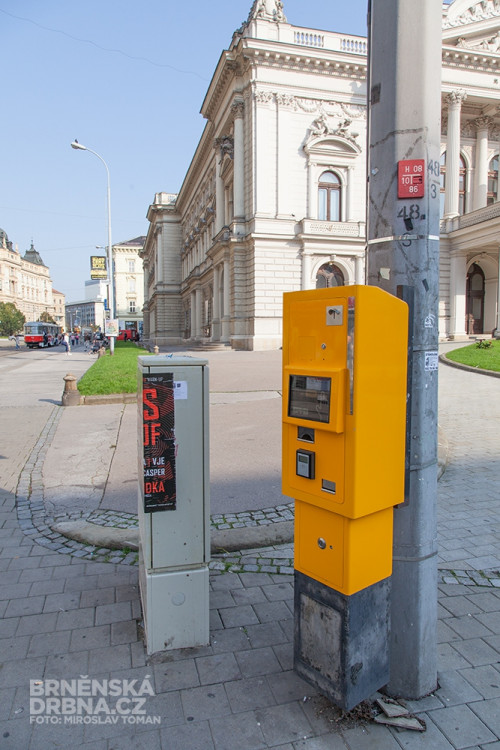 Jeden z trojice prvních bezhotovnostích jízdenkových automatů v Brně, foto: Brněnská Drbna, Miroslav Toman
