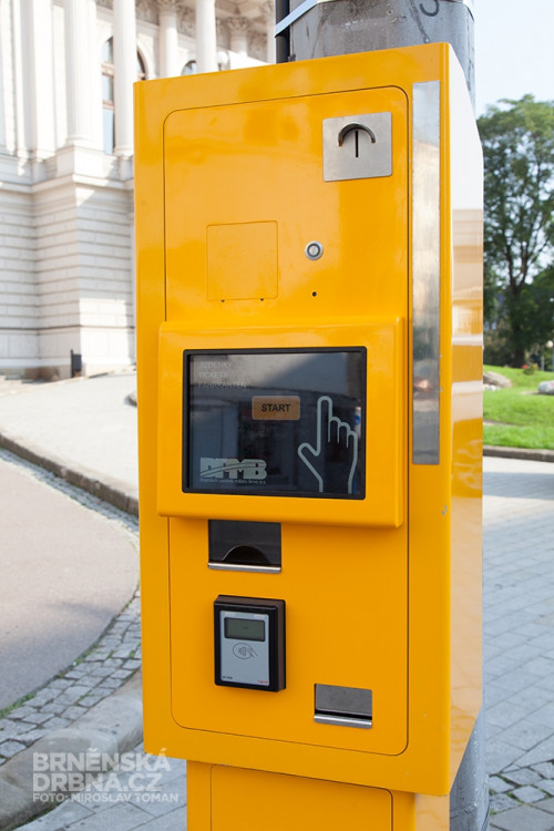 Jeden z trojice prvních bezhotovnostích jízdenkových automatů v Brně, foto: Brněnská Drbna, Miroslav Toman