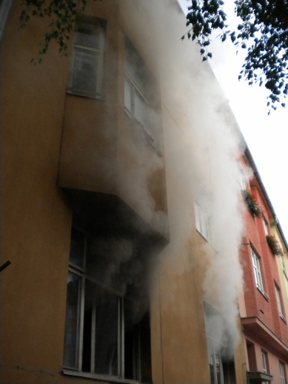 V Merhautově ulici zemřel při požáru jeden člověk