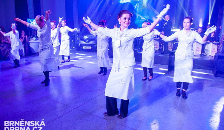 Pracovníci cateringu předvedli i taneční vystoupení