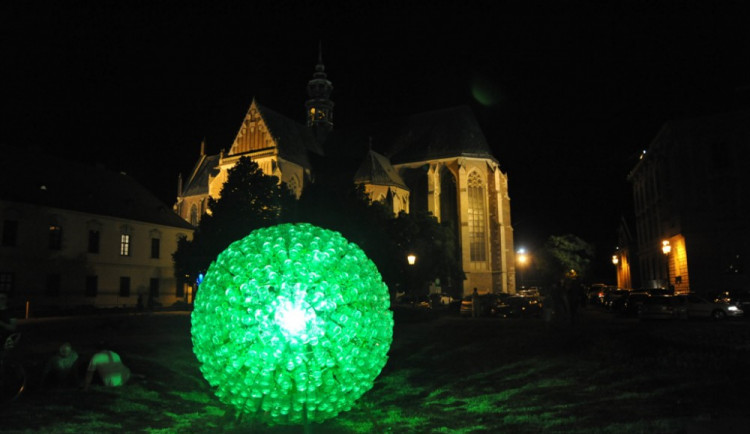 Brno uctilo Mendela balonky a projekcí s koncertem v klášteře