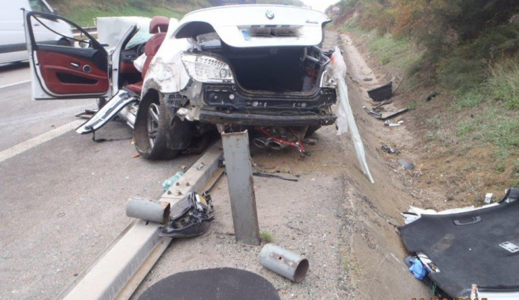 Na dálnici u Popůvek hasiči vyprostili muže ze zdemolovaného BMW