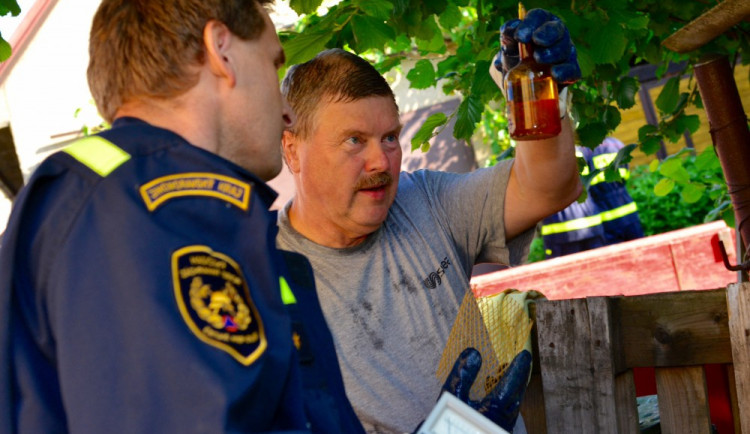 V Nedvědici začala likvidace nelegálního skladiště chemikálií