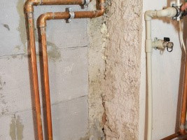 rozvody v mědi u kotle na tuhá paliva. Svařit jedno kolínko u mědi trvá přibližně 15 minut