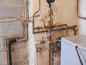 u rozvodu kotle v mědi byla část vyměněna za trubku z nerezového vlnovce kvůli protékajícímu spoji v kolínku