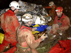 Hasiči vyprošťovali speleologa z jeskyně, měl zavalené nohy