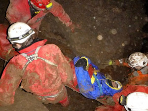Hasiči vyprošťovali speleologa z jeskyně, měl zavalené nohy