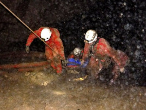 Hasiči vyprošťovali speleologa z jeskyně, měl zavalené nohy