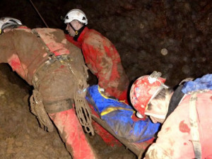 Hasiči vyprošťovali speleologa z jeskyně, měl zavalené nohy
