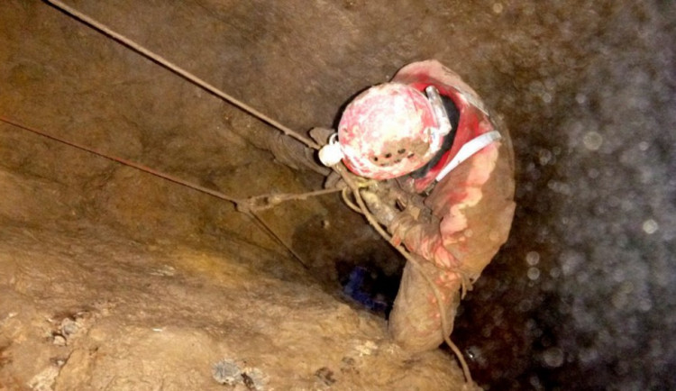 Hasiči vyprošťovali speleologa z jeskyně, měl zavalené nohy