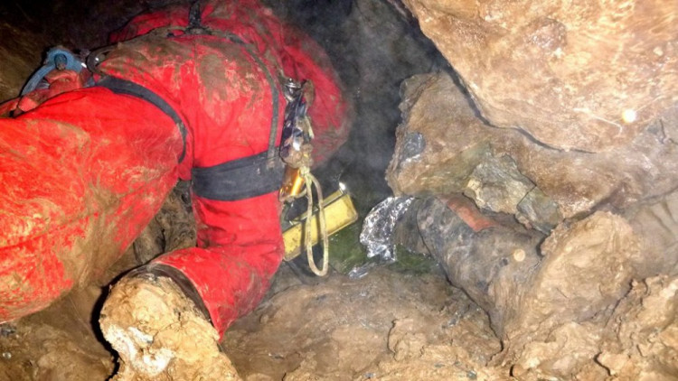Hasiči vyprošťovali speleologa z jeskyně, měl zavalené nohy