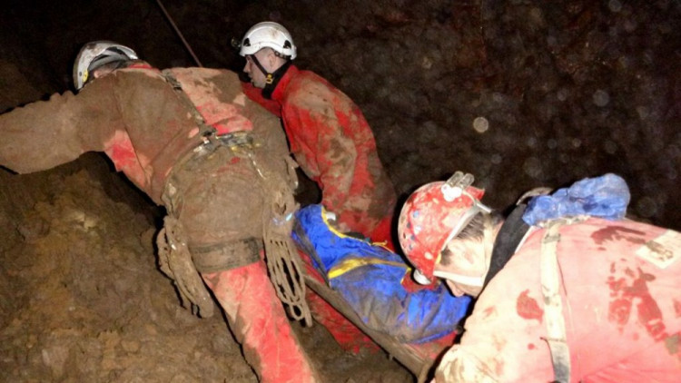 Hasiči vyprošťovali speleologa z jeskyně, měl zavalené nohy