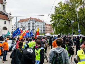 Brnem pochodovala krajní pravice. Odpůrci odpovídali bubnováním a zpěvem, Autor: Tomáš Hrivňák